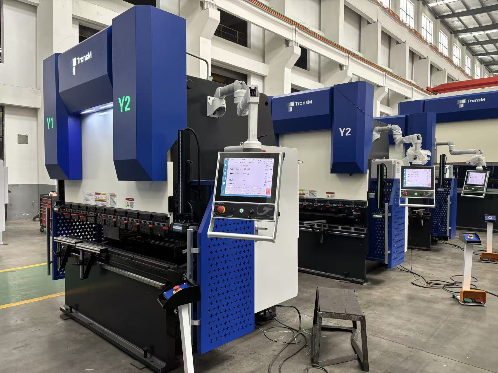 Blog công ty mới nhất về Máy chấn thủy lực CNC cải thiện độ chính xác khi uốn khung cửa thép như thế nào?