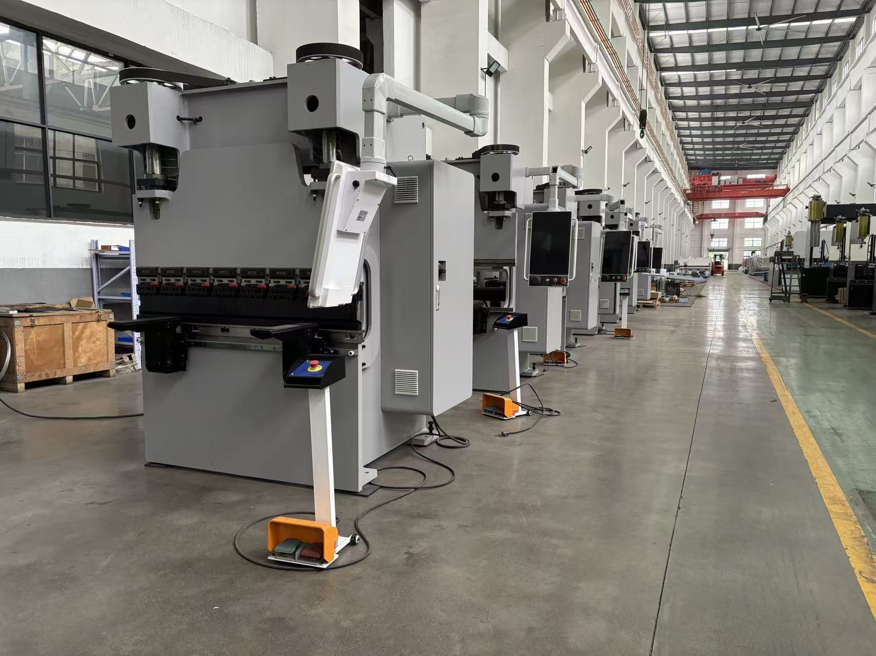 Blog công ty mới nhất về What Press Brake Tooling Should You Choose for Stainless Steel, Carbon Steel and Aluminum Bending?