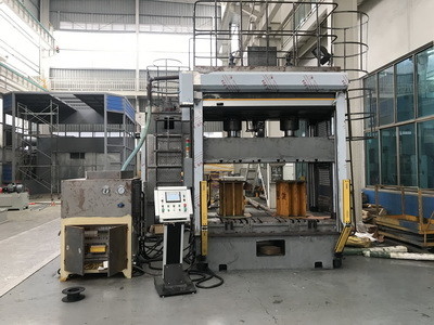 Servo Drive Bộ phận ép thủy lực CNC Bàn làm việc dài 2m với các khe loại T