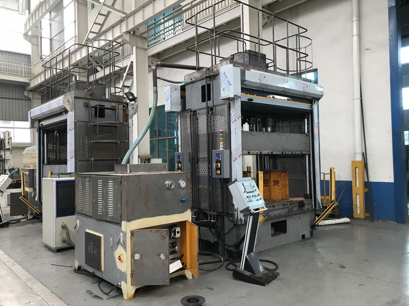 Servo Drive Bộ phận ép thủy lực CNC Bàn làm việc dài 2m với các khe loại T