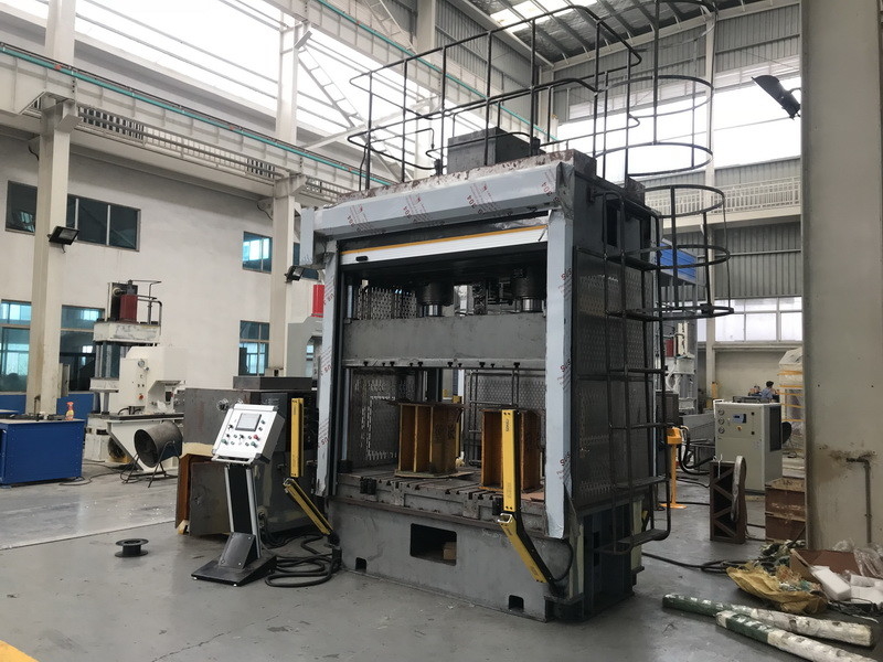 Servo Drive Bộ phận ép thủy lực CNC Bàn làm việc dài 2m với các khe loại T