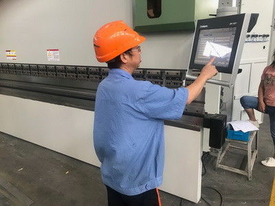 Quy trình hoàn toàn tự động Tủ thép Tấm kim loại CNC Uốn báo chí 4000KN Phanh